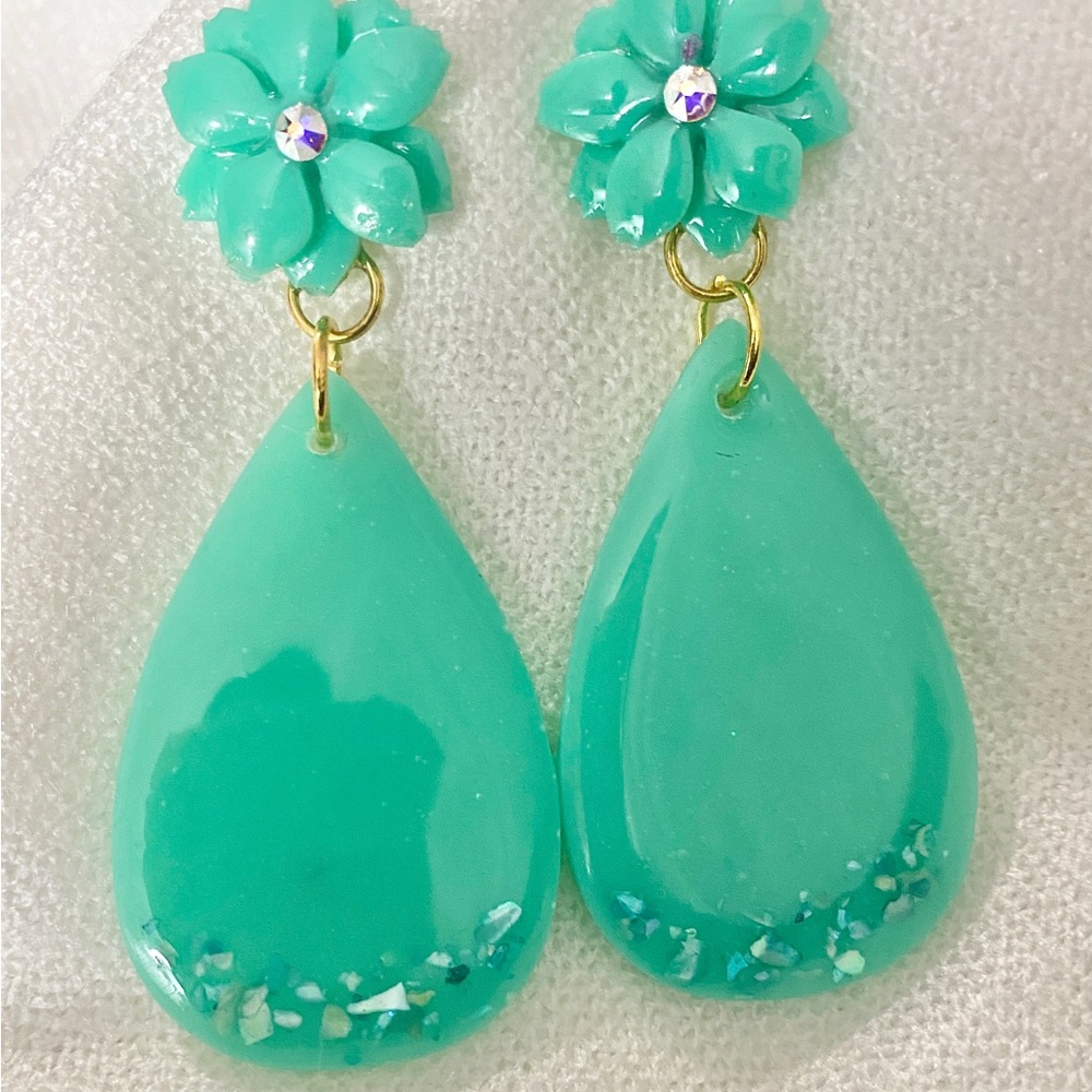 Goldtone Resin White Flower with Jade Teardrops Drop Earrings